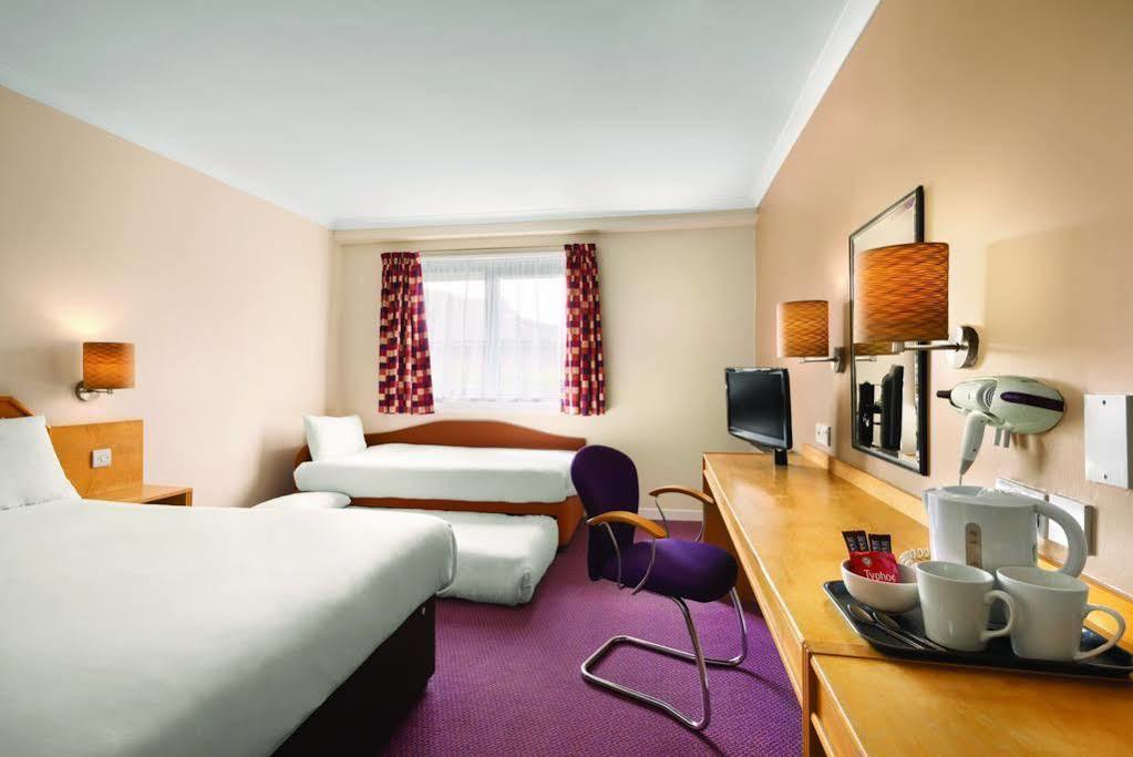 Super 8 By Wyndham Chester East Exterior photo