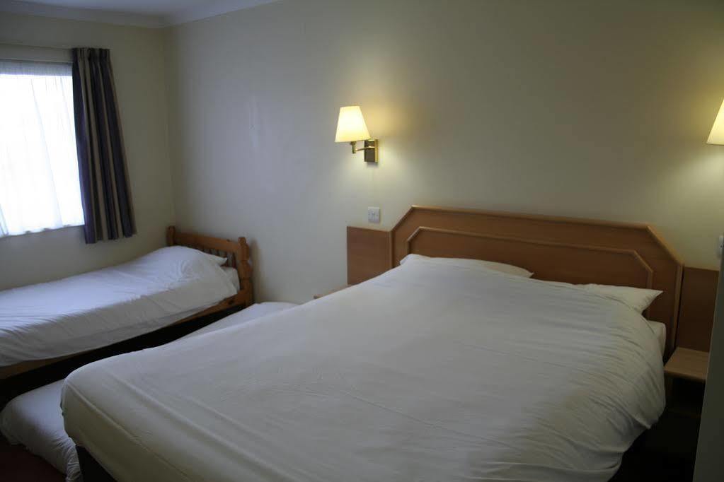 Super 8 By Wyndham Chester East Exterior photo