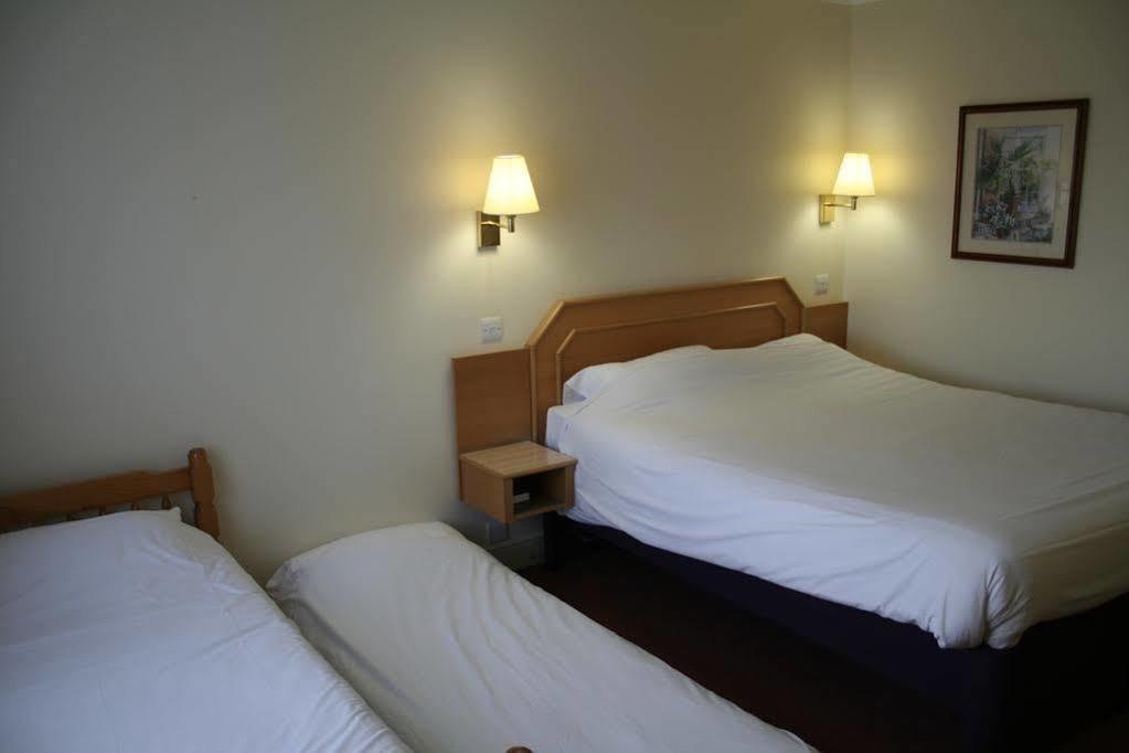 Super 8 By Wyndham Chester East Exterior photo